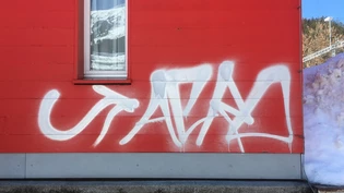 Fünf junge Männer haben die Sprayereien im Raum Klosters gestanden.