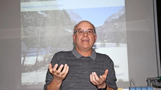 Fassbare Erklärungen: Werner Dönni vom Fischwerk in Luzern erklärt, was die grossen Probleme für die Linth-Seeforellen sind.