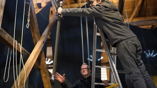 Vorsichtig: Markus Pawlick (rechts) und Fridolin Elmer hängen das Schwert im Dachstock des Anna-Göldi-Museums auf.