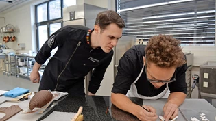 Feinarbeit: Schoggi-Weltmeister Elias Läderach schaut Sänger Marc Sway über die Schultern.