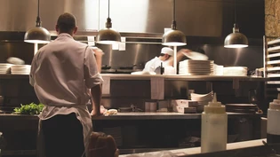 In der Gastronomie wurden 2018 weniger Lebensmittelproben beanstandet.