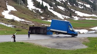 Der blaue Anhänger fiel um und blockierte kurzzeitig die Strasse.