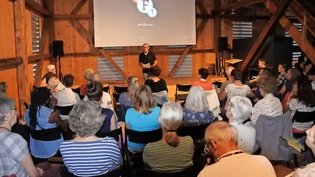 Passender Ort: Fridolin Elmer begrüsst zum  Hexen-Kino im Göldi-Museum. Bild Hans Speck