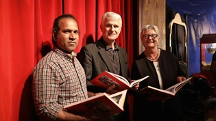 Franco Knie (Mitte) lobt das Werk von Fotograf Sasi Subramaniam und Autorin Madeleine Kuhn-Baer über Clown Mugg.