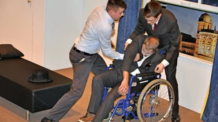 Der Theaterverein Elm strapaziert im Elmer Gemeindehaus die Lachmuskeln der Zuschauer.