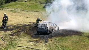 Trotz Löschversuche stand das Fahrzeug innerhalb kurzer Zeit in Vollbrand.