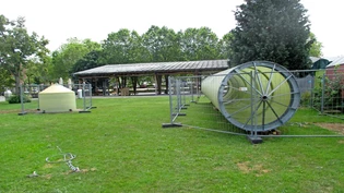 Der 18 Meter hohe Altherr-Turm bleibt in Uster nur wenige Tage in der Senkrechte.