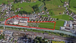 Das Areal und die Pläne: Auf der Grundlage des Masterplanes soll das rot umrandete, rund 26'000 Quadratmeter grosse Gebiet mit den zwei Quartieren Kartoni-Areal und Untere Allmend gemeinsam entwickelt werden.
