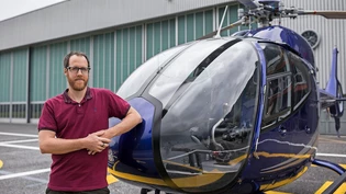Partick Berchtold startet von Mollis aus zu Heli-Rundflügen mit dem blauen «Colibri», um die nötige Erfahrung zu sammeln. 