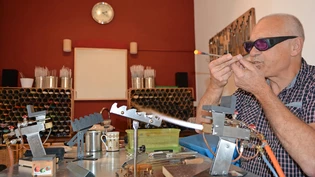 Wenn der Brenner von Urs Lauenstein eine Temperatur von etwa 1000 Grad erreicht hat, schmilzt das Glas und lässt sich an der Pfe