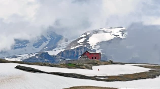 Von Hüttenromantik oder Alltag: In der Muttseehütte beginnt der Alltag derzeit schon um 4 Uhr früh.