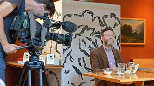 Thomas Meyer wird bei seiner Lesung auch gefilmt – für eine Dokumentation über die Kulturförderung von Swisslos.