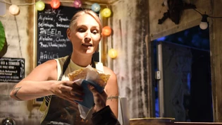 Das Publikum im Volksgarten klatscht nicht nur, es macht ausgelassen mit. 