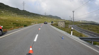 Die Passstrasse musste am Samstagnachmittag für kurze Zeit gesperrt werden.