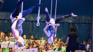 Zirkuskinder und Musikschulkinder zeigen ihr Können.