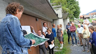 Was macht Obstalden aus? Silke Altena (links) erläutert die Besonderheiten auf dem Dorfspaziergang.Bild 