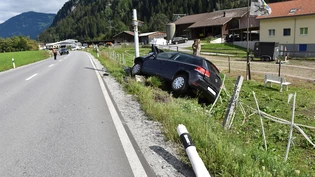 Der Lenker des Autos wurde leicht verletzt, das Auto ist Schrott.