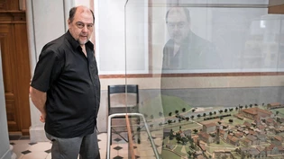 Kaspar Marti greift bei Stadtführungen auf das Modell von Glarus vor dem Stadtbrand zurück.