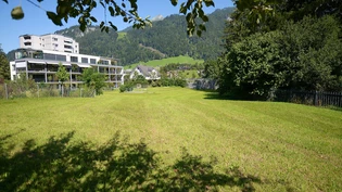 Hier bleibt der Überbauungsplan: Auf der verbliebenen Wiese auf der «Höhe» in Glarus soll der Zwilling für ein bereits gebautes Mehrfamilienhaus (links im Vordergrund) ohne Planänderung gebaut werden können.