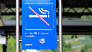 Die Verbotstafel steht seit Dienstag am Bahnhof Glarus – ein  FCZ-Sticker ist auch schon draufgeklebt. 