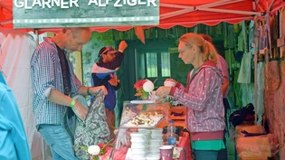 Die Gäste auf der Alp Änziunen geniessen die Zigerhörndli.