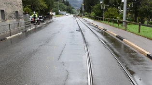 Hier kam der Töfffahrer ins Rutschen und stürzte.