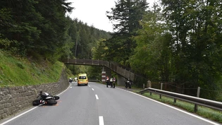 Mehrere Töfffahrer und eine Mitfahrerin verletzten sich bei einem Unfall und einem direkten Folgeunfall