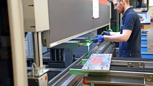 In Ennenda hat die Zukunft bereits Einzug gehalten: Thomas Eberle und Geschäftsführer Andreas Zweifel (links) begutachten ein automatisch bearbeitetes Blech. 