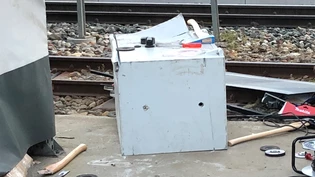 Einem Tresor rückten die Täter unter anderem mit Äxten, Schraubenziehern und Brecheisen zu Leibe.