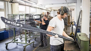  In einer leeren Halle im Electrolux-Areal hat sich der Ski- und Snowboardhersteller Kessler eingemietet.