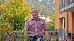 Er schaut ganz genau hin: Armin Ryser von der Glarner Kantonspolizei sichert an Glarner Tat- und Unfallorten auch die allerkleinsten Spuren.