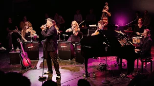 Luigi Panettone singt live Songs in Begleitung von Streicherinnen.