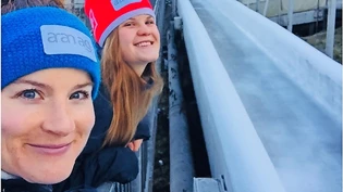 Eine super Trainingswoche: Die Eschenbacherin Marina Gilardoni (links) posiert während des Trainingslagers von vergangener Woche im WM-Ort Altenberg zusammen mit Teamkollegin Alena Huber für ein Selfie an der Eisbahn.