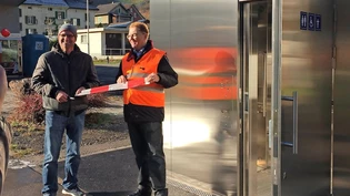Um die Wette strahlen: Martin Hefti als Vertreter der Gemeinde Glarus Süd (links) und Markus Rast von den SBB können am vergangenen Freitag das blitzblanke neue WC-Häuschen in Mitlödi eröffnen.