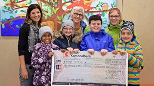 Strahlende Gesichter: Corina Freuler (links) von der GLKB übergibt sehr zur Freude der Kinder den Scheck an die beiden Lehrerinnen des HPZ, Meg Störi (hinten Mitte) und Kerona Baumgartner.