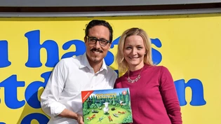 Der Glarner Autor und die russische Übersetzerin aus Rapperswil: Roger Rhyner und Elena Ronner freuen sich über die russische Version des «stinkenden Geissbocks Charly», dem ersten der sechs Glarner Duftbücher, das ins Russische übersetzt wurde.