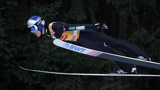 Ryoyu Kobayashi schwebt in Nachthimmel von Bischofshofen.