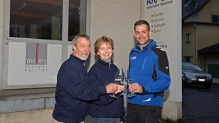 Ernst Müller (links), Brigitte Müller und Christian Kamm prosten sich zum Jahreswechsel und zur Betriebsübergabe zu.