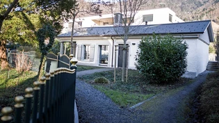 Oben das klassizistische Wasch- und Farbhaus mit seinen Säulen und dem Dreieckgiebel in Mollis. Unten eine Ansicht der Näfelser Fritz Landolt AG von 1920.