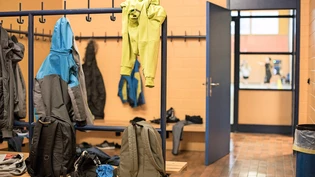 Tatort Garderobe: Hier lauert der Fussballtrainer dem Dieb auf.