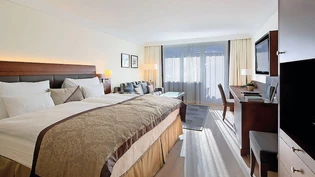 Nicht gleich: Mit der Umzonung für die Wohnüberbauung in Leuggelbach (oben) muss auf die Genehmigung des kantonalen Richtplans gewartet werden, nicht nötig ist das für jene für die Arztpraxen und Alterswohnungen in der einstigen Electrolux.Archivbilder