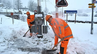 Schaufelarbeit: Christoph Nigg (vorne) legt mit einem Arbeitskollegen in Linthal Hand an, damit die Barriere reibungslos auf- und zugeht.