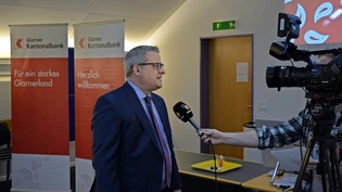 Hanspeter Rhyner, CEO der Glarner Kantonalbank, erklärt den Medien, wie seine Bank mit den niedrigen Zinsen umgeht.
