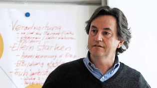 Martin Beglinger referiert an der Volkshochschule.