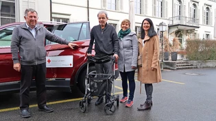 Mit dem Fahrer und einem Klienten: Als Vertreterin der IG Physio Glarnerland überbringt Aline Hösli (Zweite von rechts) Denise Fischer vom SRK-Fahrdienst Glarus die Spende.