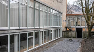 Das Kunsthaus heute: Die gezogenen Vorhänge schützen vor Vogelschlag – das auf beiden Seiten verglaste Foyer ist dagegen eine Fa