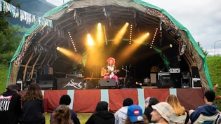 Nicht zum ersten Mal im Glarnerland: Einen Vorgeschmack des holländischen Elvis gabs schon letzten Sommer an der Betonchilbi in Näfels, nun zeigt King Sacha seine «Pizza Party Show» auf der Tunnelbühne in Glarus.