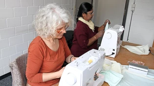 Begegnung und Ökologie: Eva Gallati (links) und eine Näherin beim Einsatz im Alo Job  in Schwanden.