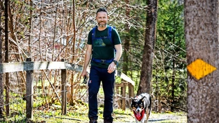 Ein harmonisches Duo: Nick Hartmann und seine Border-Collie-Hündin Oshkosh bei ihrer letztjährigen Wanderung von Vaduz nach Montreux, bei der sie auch das Glarnerland besuchten.