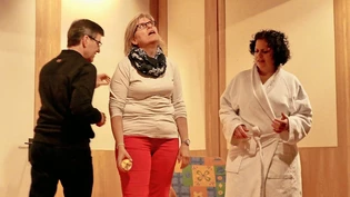 Hier grassiert nur Theaterfieber: Jürg Kamm, Ruth Schöpf und Heidi Dürst proben das Stück für die Unterhaltungsabende.